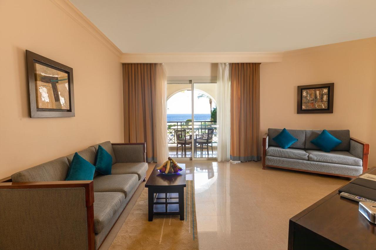 Stella Di Mare Beach Hotel & Spa Sharm el-Sheikh Exterior foto A living room in a suite at the Hilton Sharm El Sheikh Resort