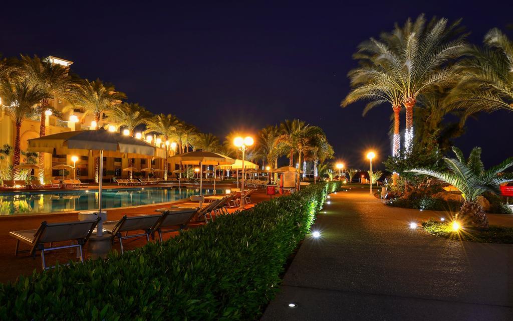 Stella Di Mare Beach Hotel & Spa Sharm el-Sheikh Exterior foto The resort at night