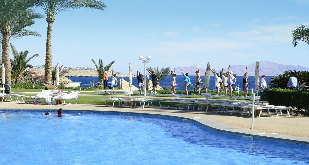 Stella Di Mare Beach Hotel & Spa Sharm el-Sheikh Exterior foto A group of tourists exercising at a resort in Egypt